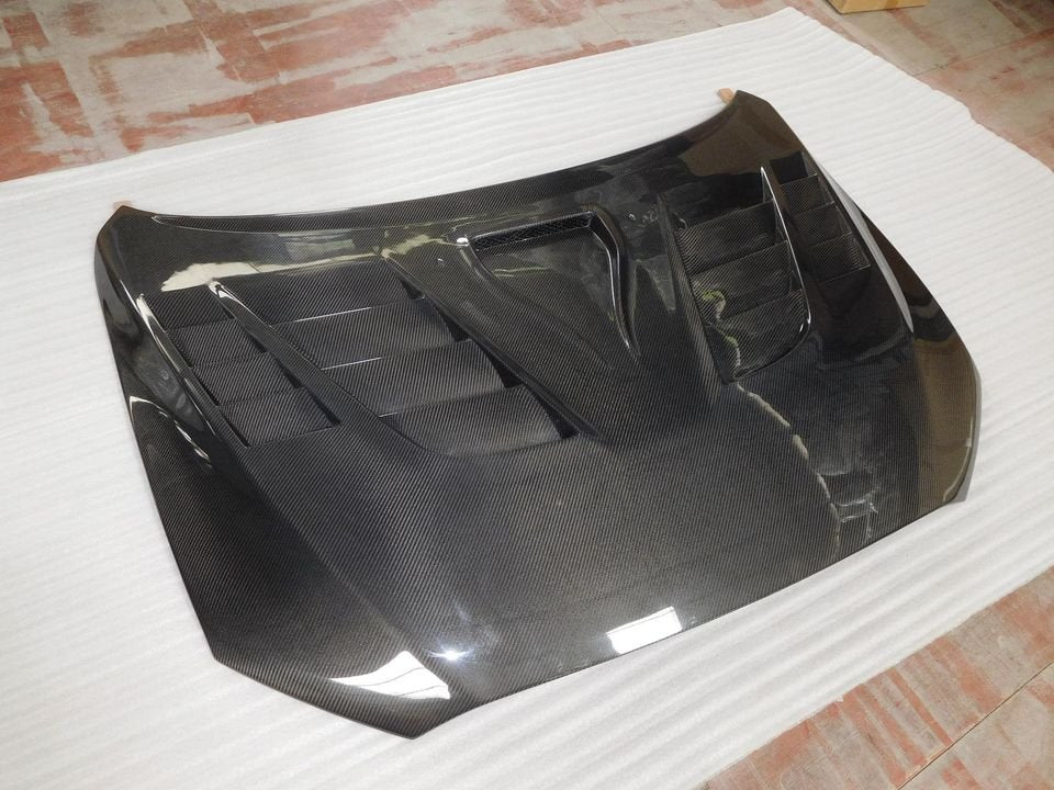 VARIS V2 Hood Carbon