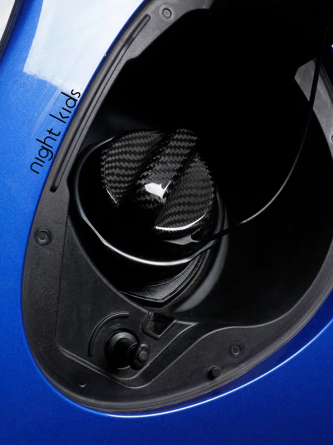 Couvercle de réservoir de carburant en carbone