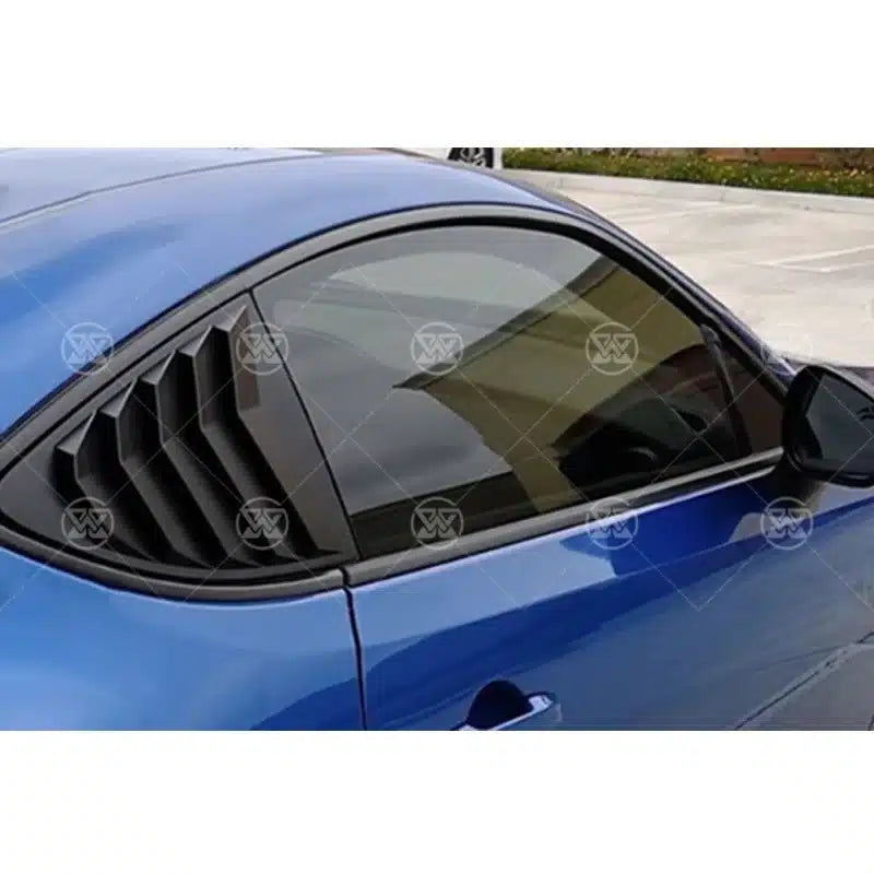 Enjoliveur de lunette arrière en carbone